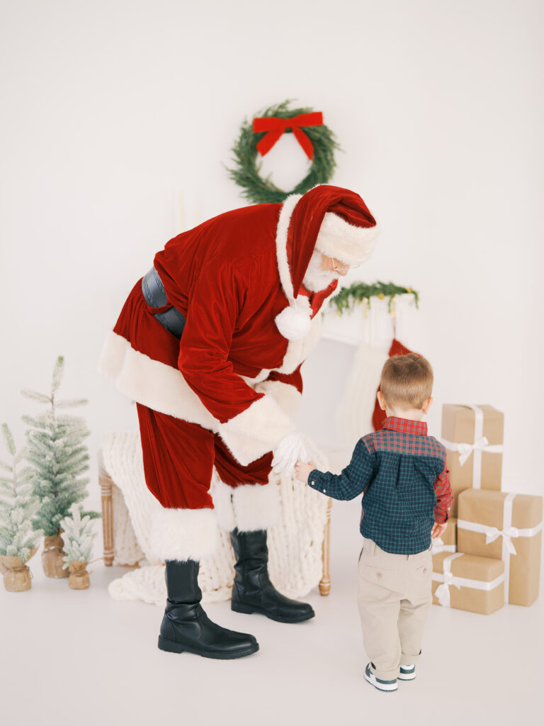 family-holiday-pictures-with-santa