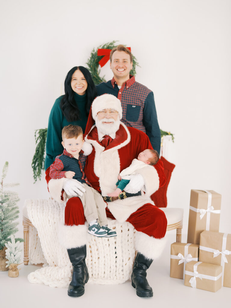 family-holiday-pictures-with-santa